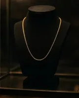 Collar de cadena de eslabones finos en color dorado, con diseño minimalista y cierre de mosquetón.