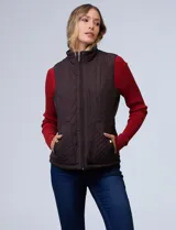 Chaleco negro capitoneado con abertura central con cierre, bolsillos delanteros con botones y forro de abrigo.