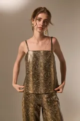 Top de breteles finos con escote recto, confeccionado en material sintético con estampado de piel de serpiente.