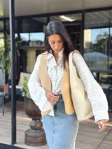 Bolso tote de cuero color crudo, con doble asa corta y diseño minimalista.