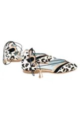 Bailarinas con estampado animal print blanco y negro, con detalles en dorado y cordones de algodón negros con borlas de ante. Incluyen plantilla de piel y plantilla extra de lana intercambiable. Diseño y fabricación 100% española.