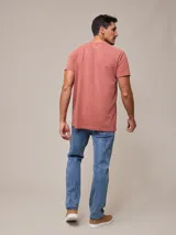 Remera beige de piqué con cuello redondo y logo bordado en blanco.