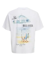 Remera de corte holgado color blanco, con cuello redondo y manga corta. Presenta una estampa artística en la espalda con motivos de playa, sombrilla y silla de descanso.