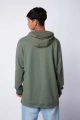 Buzo tipo canguro con capucha, confeccionado en una combinación de algodón rústico y microfibra. Presenta un diseño bicolor en tonos rosado y verde militar, con bolsillo frontal tipo canguro en contraste, cordones ajustables y estampa personalizada en el frente.