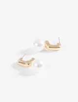 Aros plateados con forma de gancho y perlas artificiales blancas.