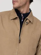 Chaqueta de hombre RKF modelo Jck-Orezzo-Sum26, color beige, con cuello camisero, cierre frontal de cremallera y bolsillos laterales ribeteados.