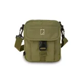 Bolso bandolera color verde militar, confeccionado con tejido antidesgarro de residuos plásticos reciclados. Tiene correa ajustable y logo de la marca en el frente.
