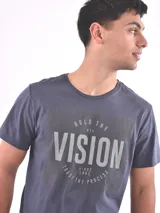 Remera blanca de corte slim fit con estampado frontal de líneas horizontales negras que forman la palabra 'Trust' y la frase 'In Yourself'.