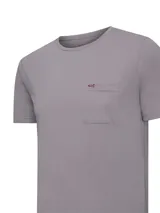 Remera de manga corta RKF color lila, confeccionada en mezcla de algodón y poliéster reciclado, con cuello redondo, bolsillo ojal en el pecho y detalle de bordado del logo de la marca.