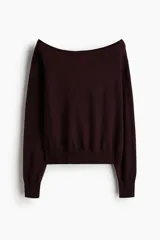 Buzo de punto fino color bordó, con escote off-the-shoulder y hombros caídos. Tiene mangas largas y remate acanalado en puños y bajo.
