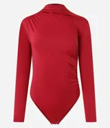 Body de manga larga confeccionado en poliamida y elastano, con cuello alto y diseño con fruncidos en hombros y laterales. Prenda versátil de calce ajustado.