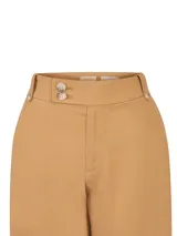 Pantalón de tiro medio, corte recto y calce regular, color beige, confeccionado en mezcla de algodón orgánico y viscosa, con bolsillos laterales y detalle de doble botón en la cintura.