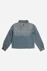 Camisa de jean con efecto lavado, cuello clásico, cartera de botones y bolsillo frontal. Presenta un corte cropped con ruedo desflecado.