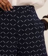 Short sastrero de cintura alta con estampado geométrico, trabillas en la cintura, elástico en la parte trasera, bolsillos falsos en la parte trasera y cierre tradicional.