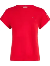 Remera de algodón de corte regular y cuello redondo, con mangas cortas que presentan un detalle de doblez con botón decorativo. Incluye el logo de la marca bordado en el pecho.