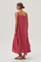 Vestido largo color fucsia de lino con tiras finas y volado en el bajo.