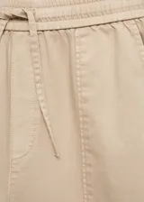 Pantalon de tiro medio con diseño recto, confeccionado en algodón. Cuenta con cintura elástica con lazo de ajuste, dos bolsillos delanteros y dos bolsillos de parche en la parte posterior.