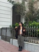 Bermuda con estampado animal print en tonos grises y marrones.