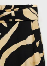Pantalón de tiro alto con diseño recto y corte crop. Presenta estampado abstracto, cintura con elástico, trabillas, cinturón desmontable y dos bolsillos laterales.
