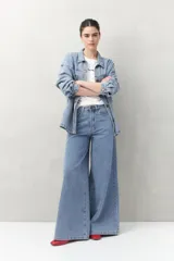 Jean de tiro alto, color negro lavado, con calce ultra wide leg y silueta amplia desde la cadera hasta el bajo.