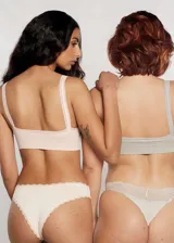 Pack de dos soutiens modelo top, sin aro, con copas removibles, sin costura y breteles ajustables. Uno es de microfibra celeste con encaje blanco y el otro es gris jaspeado con encaje gris.