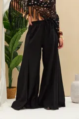 Pantalón negro de lino con tiro alto, bolsillos laterales y diseño de pierna ancha (palazzo).