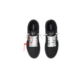 Championes Off-White Vulc Low en color negro, con el icónico logo de flechas cruzadas en contraste blanco en el lateral, cordones blancos y la característica brida roja de la marca.