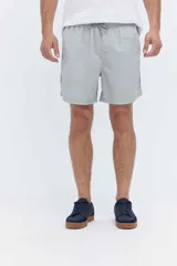 Short de baño oversize gris, con cintura elástica ajustable mediante cordón, bolsillos laterales y detalle de cinta estampada en los laterales.