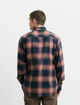 Camisa de franela de manga larga con estampado de cuadros escoceses, cuello button-down y cierre frontal con botones.