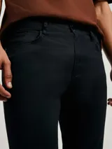 Pantalón de jean negro de corte skinny.