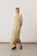 Vestido largo dorado de corte recto y holgado, sin mangas y con escote redondo.