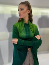Ruana verde esmeralda de lana merino tejida, teñida artesanalmente, con cuello plisado de fieltro de lana merino.