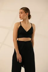 Top de satén color amarillo, con escote en V, espalda descubierta y breteles ajustables.