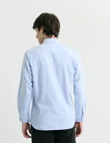 Camisa de tejido Oxford con cuello button-down, manga larga y bolsillo frontal. Presenta botones al tono y un corte clásico.