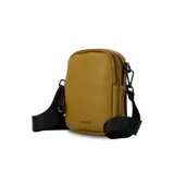 Bandolera de cuero sintético color negro, con doble cierre superior y correa de galón ajustable. Incluye un bolsillo interior de fácil acceso.