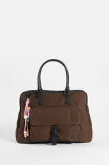 Briefcase de nylon color marrón con tres compartimentos, dos con cierre, un bolsillo frontal con solapa y cierre de hebilla. Incluye asas de mano y un llavero decorativo con cuentas coloridas y cordón trenzado.