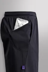 Pantalón corto deportivo de Zara Athleticz confeccionado en tejido técnico ligero y elástico de color negro. Cuenta con cintura elástica ajustable con cordón, bolsillos frontales y aberturas laterales en el bajo.