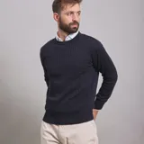 Sweater azul marino de punto trenzado, con cuello redondo y mangas largas.