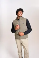 Chaleco puffer de corte regular, color beige, con cuello alto, cierre frontal completo y logo bordado en el pecho.