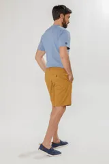 Bermuda clásica color beige con bolsillos laterales y traseros, confeccionada en algodón con spandex.