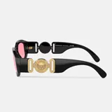 Lentes de sol Versace con armazón irregular de acetato negro y cristales rosados. Presentan detalles metálicos dorados en las patillas con el icónico emblema de Medusa.