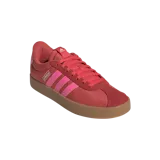 Championes Adidas VL Court 3.0 color rojo con detalles rosados y suela color caramelo.
