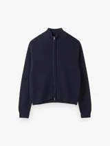 Chaqueta de tejido de punto color azul marino, con cuello alto, cierre frontal completo con cremallera y diseño de canalé grueso.