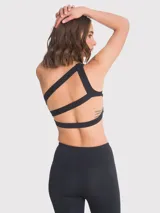 Top deportivo negro con tirantes elásticos cruzados en la espalda, soporte medio y almohadillas removibles.