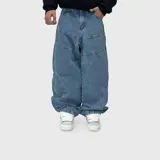 Jean ultra baggy de corte ancho, color azul, con diseño de paneles y costuras destacadas en las piernas.