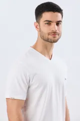 Remera básica azul marino de manga corta, con escote en V, calce cómodo y detalle de logo bordado en el pecho.