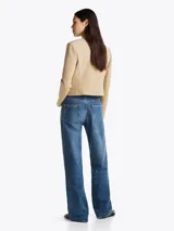 Americana beige de corte slim con cuello mao, cierre de gancho oculto, bolsillo de ojal en el pecho, totalmente forrada y logo esmaltado de Tommy Hilfiger en el puño.