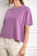 Remera de manga corta con calce oversize, confeccionada en algodón con efecto lavado que le otorga una textura irregular y un acabado desgastado.