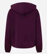 Campera deportiva de corte regular confeccionada en modal, con cierre frontal por cremallera, capucha con cordón ajustable, mangas largas con puños elásticos y bolsillos laterales.