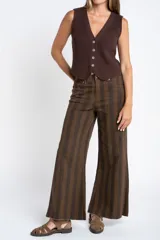 Chaleco de punto color beige con cuello en V y cierre frontal con botones.